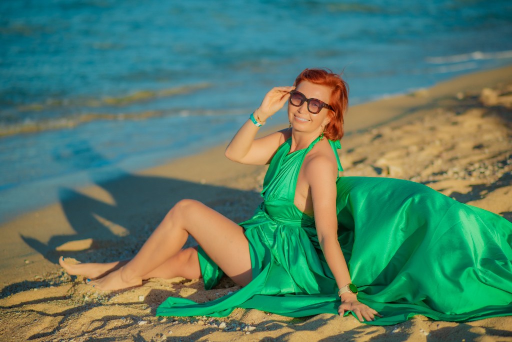 Renata Rejf w zielonej sukni na plaży